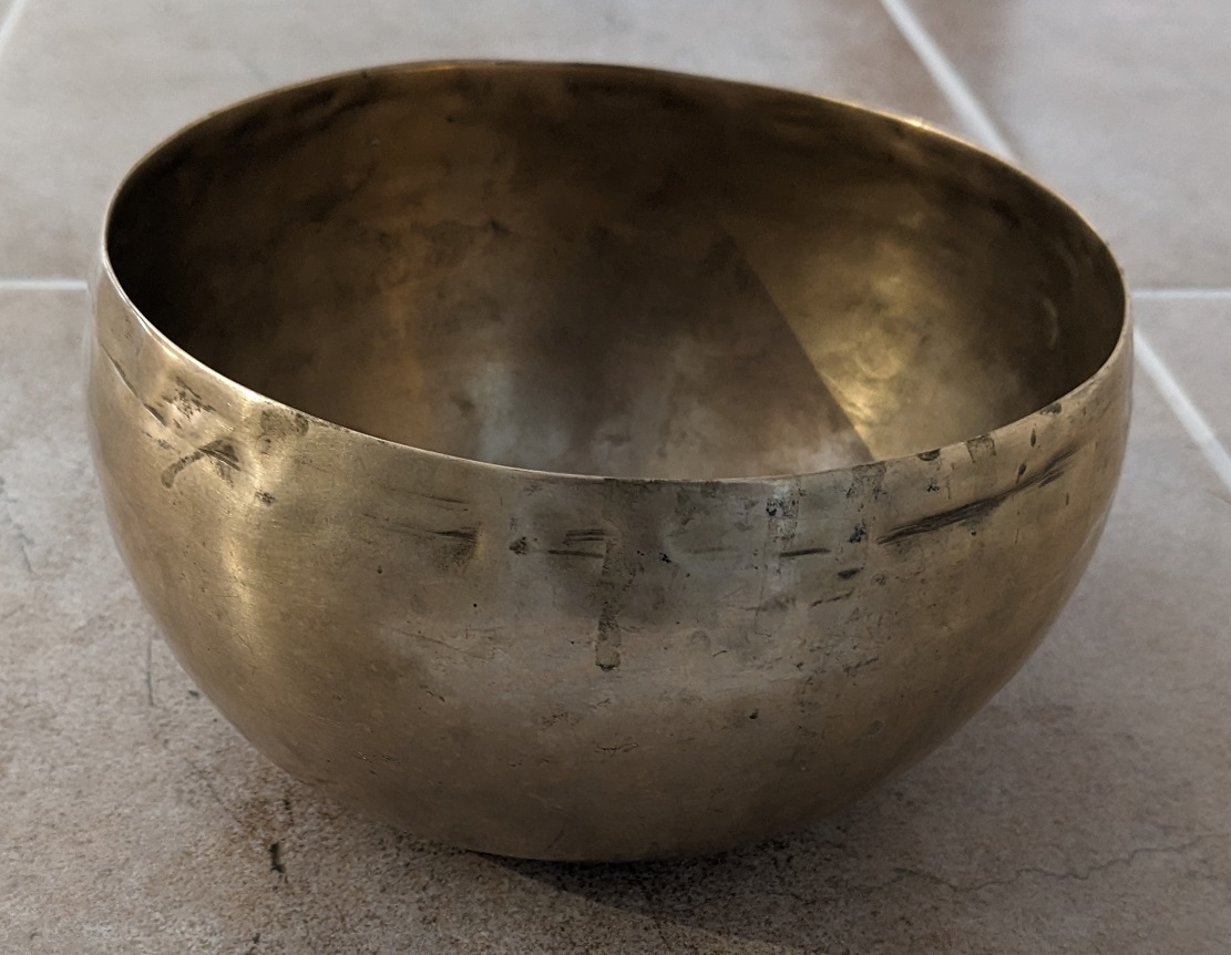 Hand Made Metal Tibetan Singing Bowl 17.5 cm diameter 427g (115 Hz)