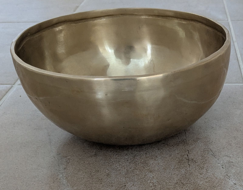 Hand Made Metal Tibetan Singing Bowl 23.5 cm Diameter 1550g 154Hz)