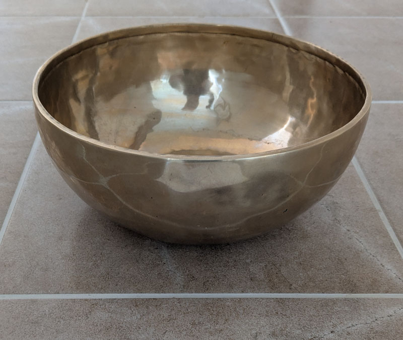 Hand Beaten Metal Tibetan Singing Bowl 26.5 cm Diameter 2126g  (122Hz)