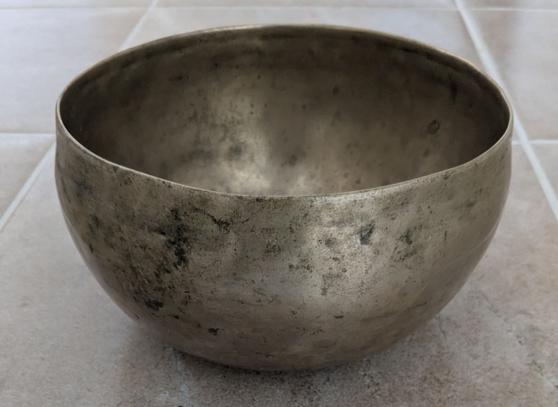 Hand Beaten Metal Tibetan Singing Bowl 19 cm diameter 471g (120 Hz)