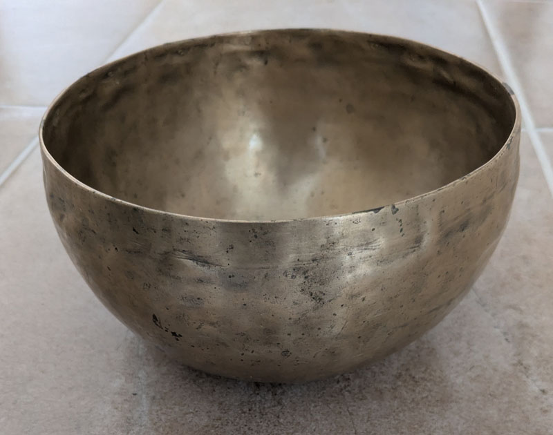Hand Beaten Metal Tibetan Singing Bowl 17.5 cm diameter 497g (119 Hz) (A)