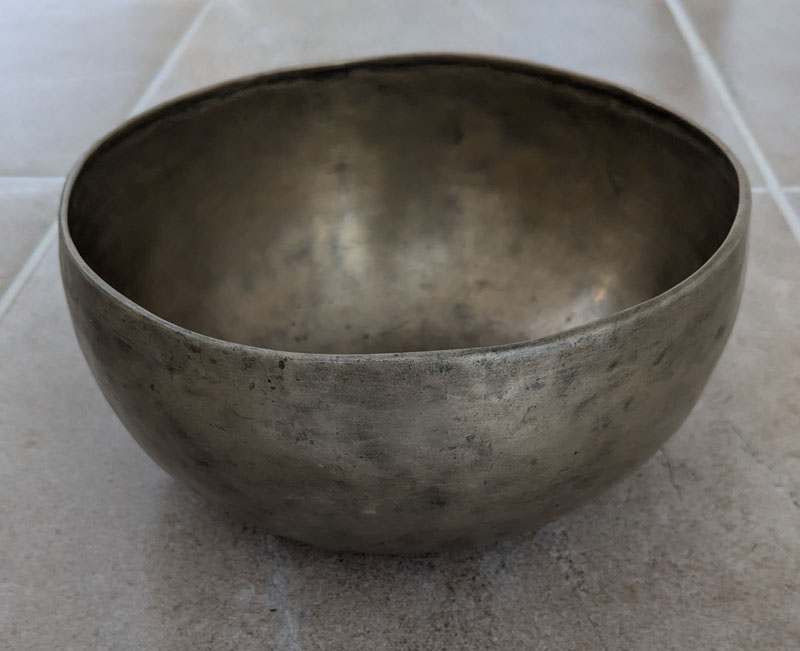 Hand Made Metal Tibetan Singing Bowl 18.5 cm Diameter 557g  (138 Hz)