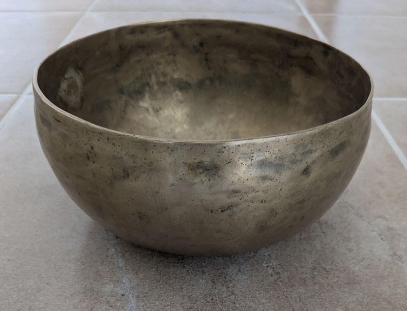 Hand Made Metal Tibetan Singing Bowl 18.5 cm Diameter 569g  (110 Hz)