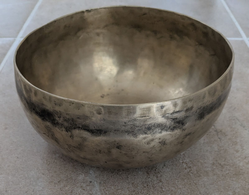 Hand Made Metal Tibetan Singing Bowl 17.5 cm Diameter 596g  (170 Hz)