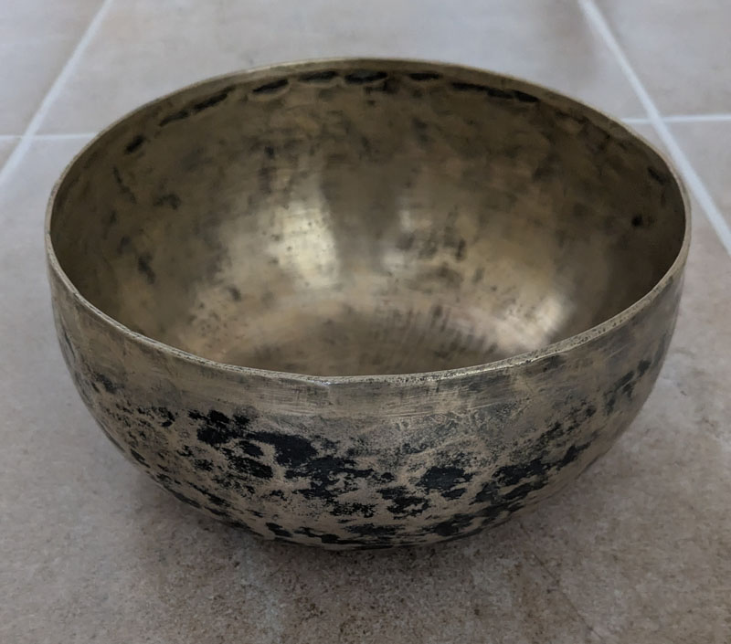 Hand Beaten Metal Tibetan Singing Bowl  18cm Diameter 600g   (143 Hz)