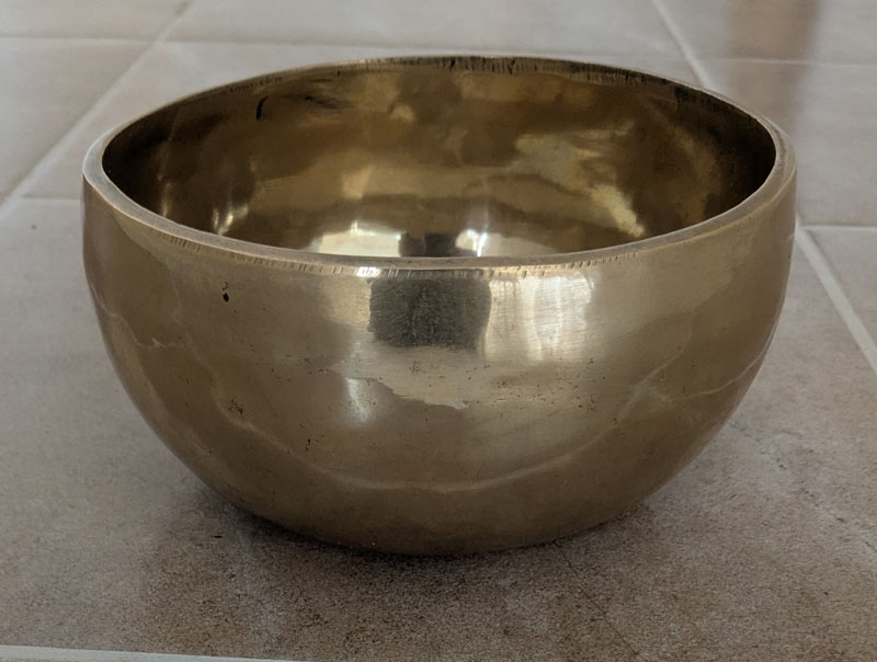 Hand Made Metal Tibetan Singing Bowl 17cm Diameter 940g  (305 Hz)