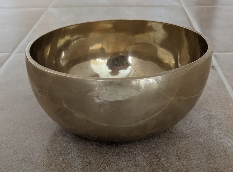 Hand Made Metal Tibetan Singing Bowl 19 cm Diameter 987g  (235 Hz)