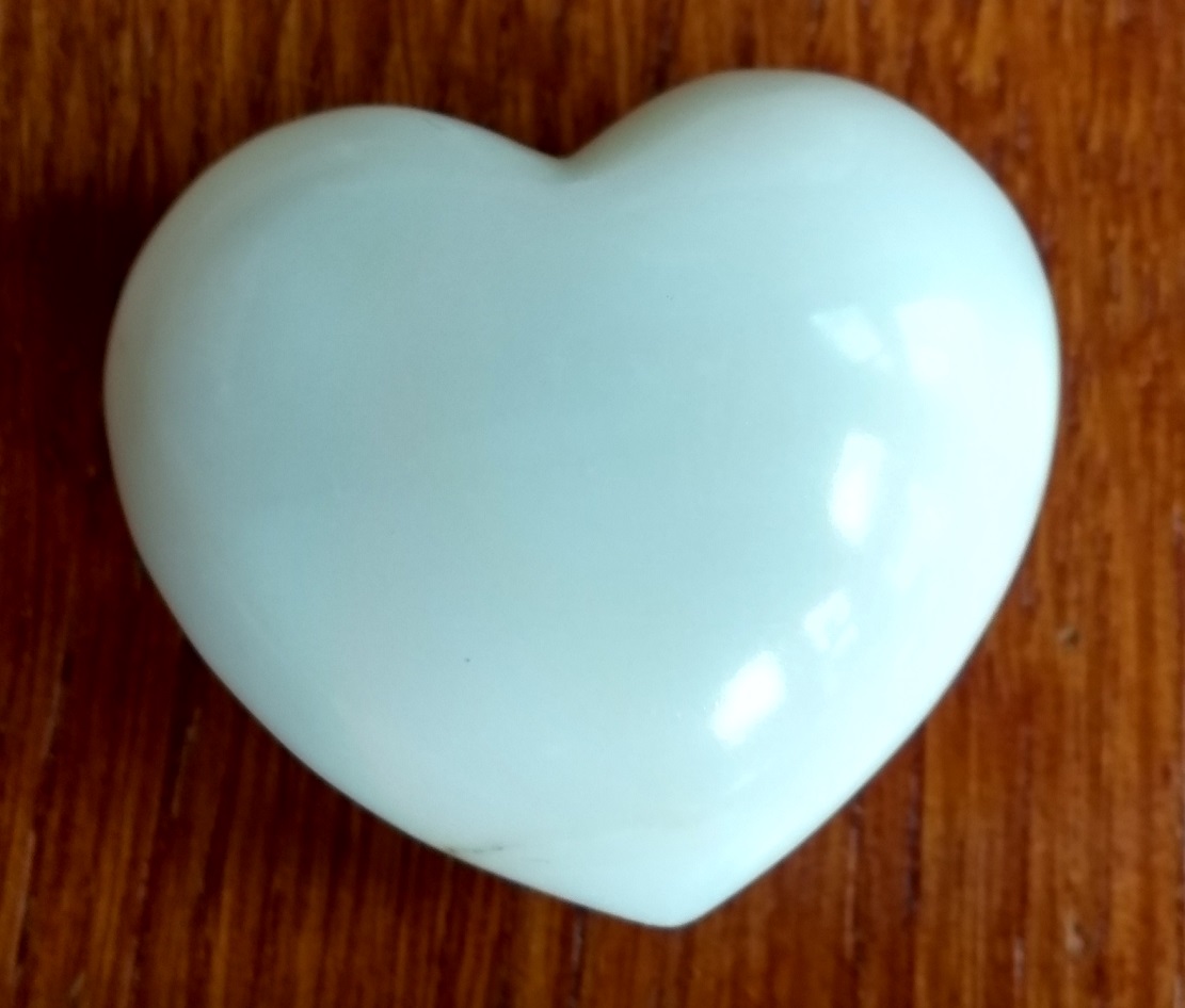 Howlite Puff Hearts 40mm