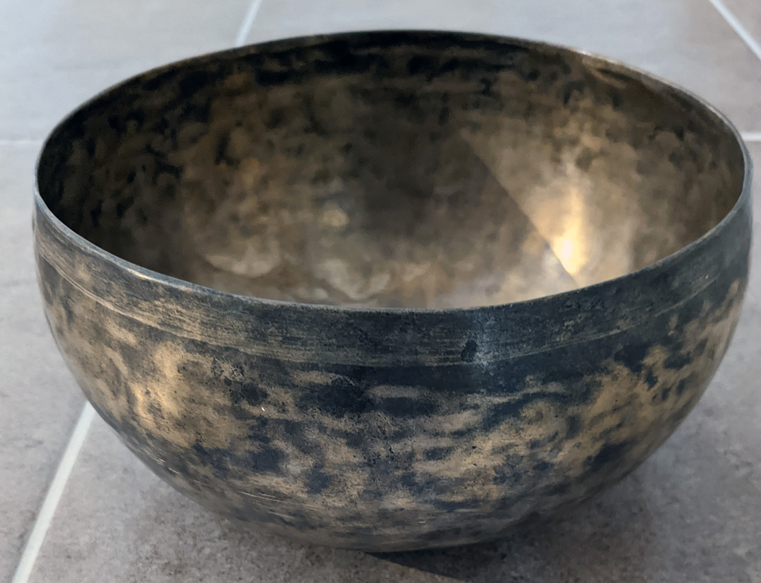 Hand Made Metal Tibetan Singing Bowl  19.5cm Diameter 602g   (116 Hz)