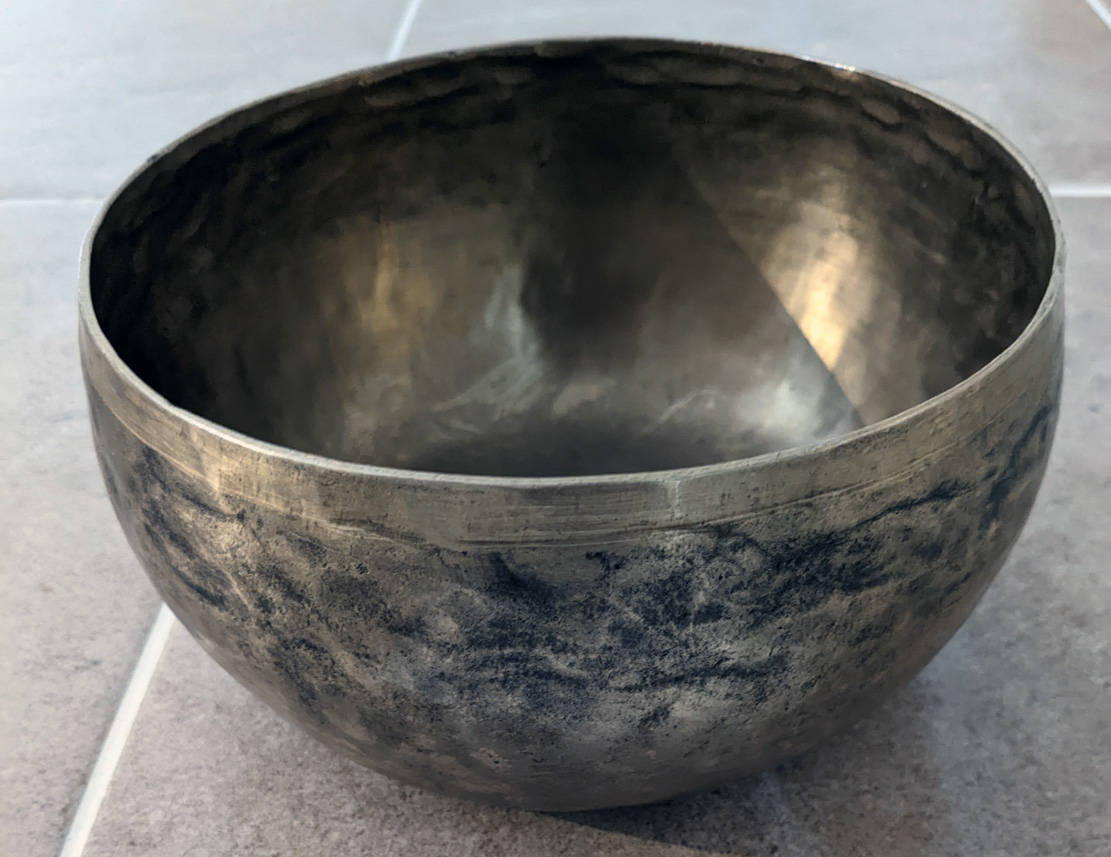 Hand Made Metal Tibetan Singing Bowl  18cm Diameter 652g   (154 Hz)