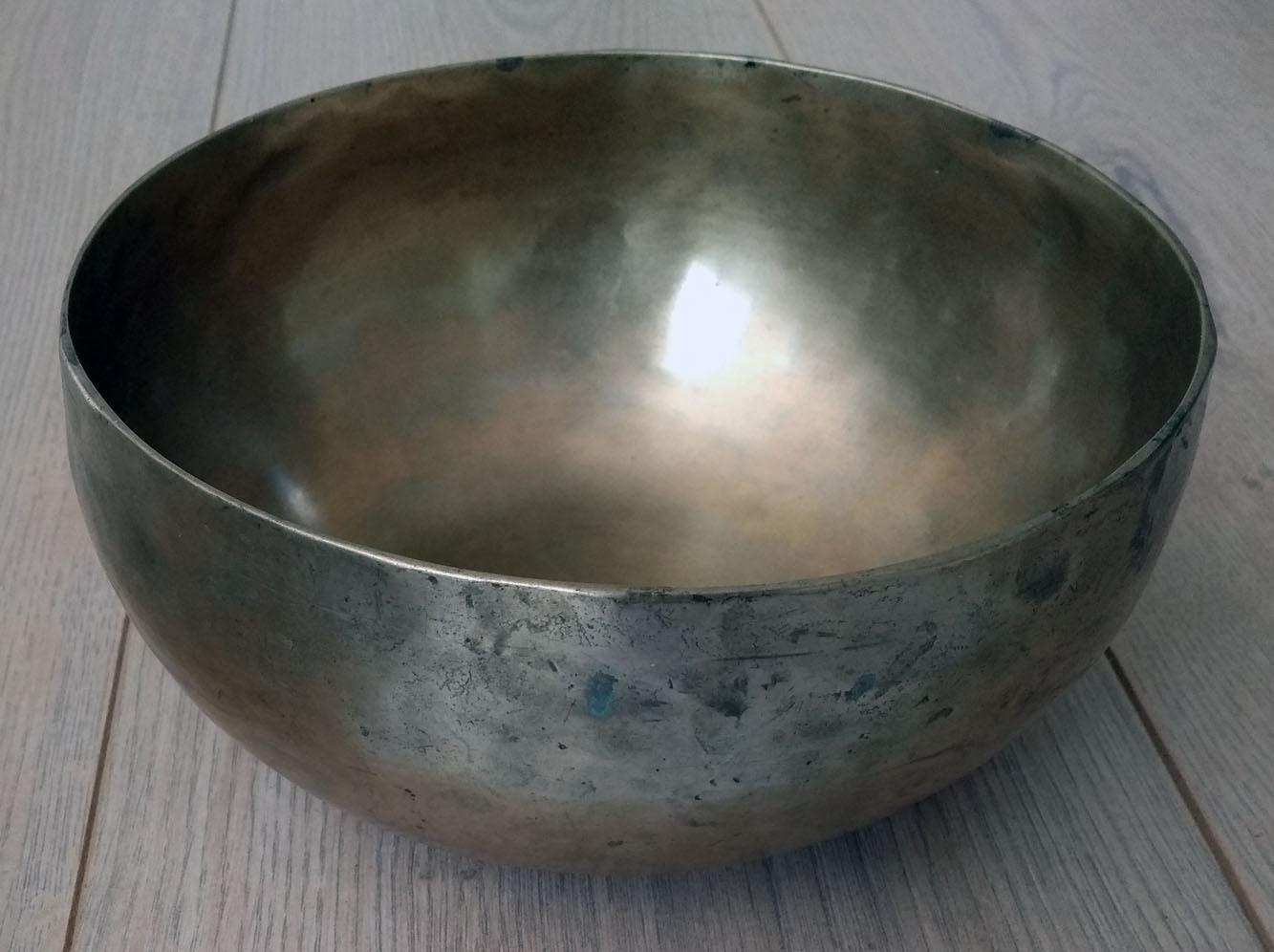 Hand Made Metal Tibetan Singing Bowl  18.5 cm Diameter 673g   (150 Hz)