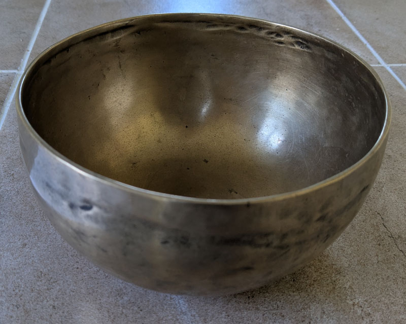 Hand Made Metal Tibetan Singing Bowl 17 cm Diameter 523g  (121 Hz)