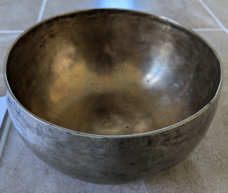 Hand Made Metal Tibetan Singing Bowl 18 cm Diameter 533g  (121 Hz)