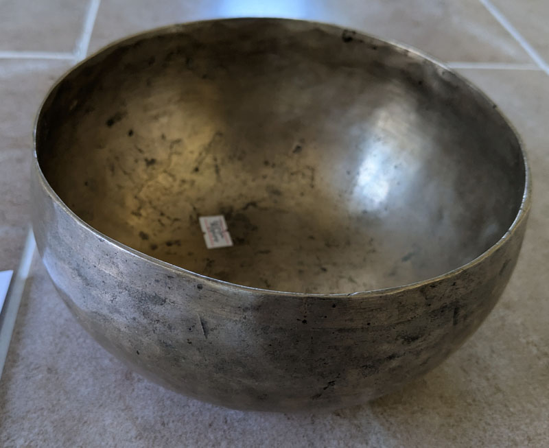 Hand Made Metal Tibetan Singing Bowl 17.5 cm Diameter 598g  (177 Hz)